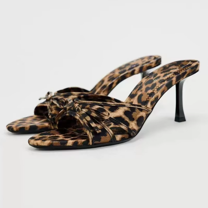 High-Heeled Slippers mit Leopardenmuster