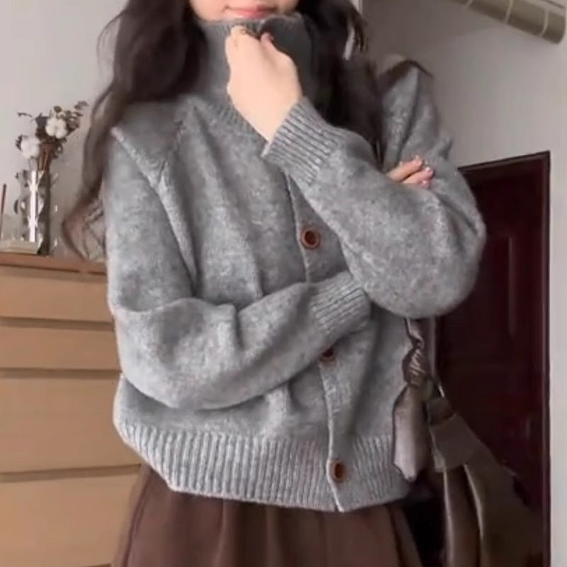 Damen-Strickjacke mit Rollkragen und Knopfleiste