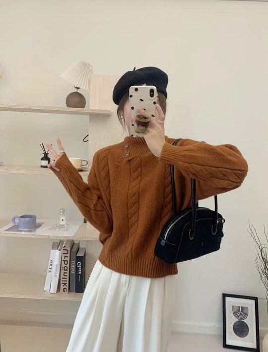 Kurzer Zopfmuster-Pullover mit asymmetrischem Ausschnitt