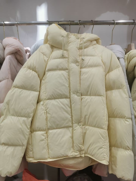 Kurze Daunenjacke mit Kapuze