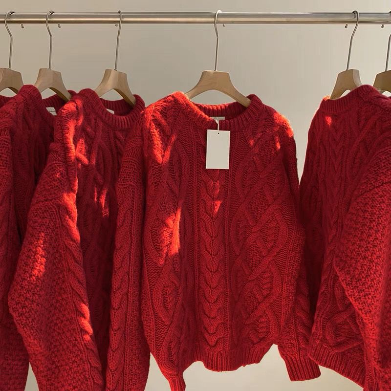 Grober Strickpullover mit Zopfmuster