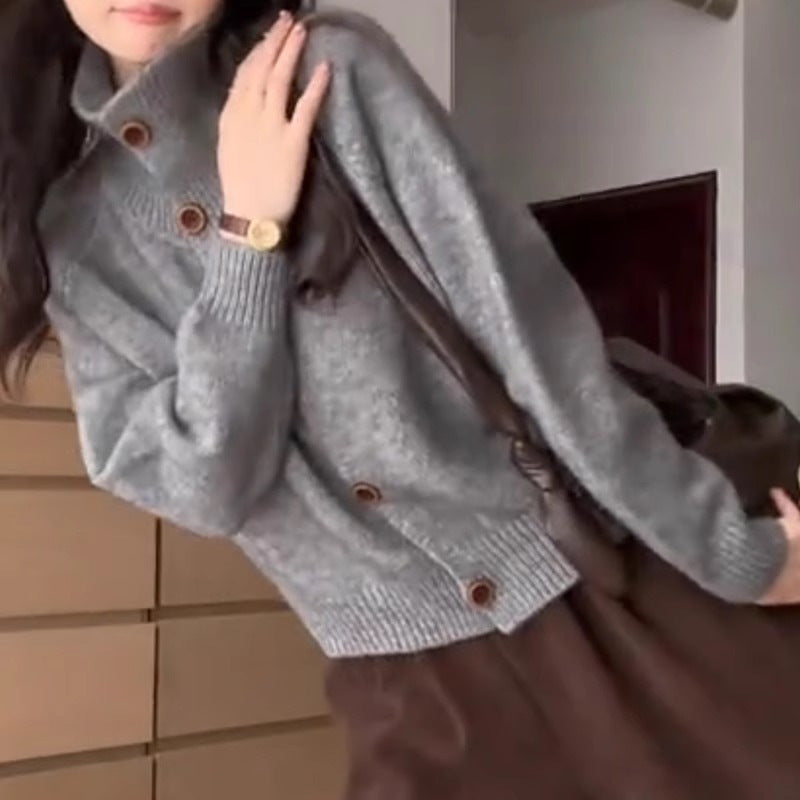 Damen-Strickjacke mit Rollkragen und Knopfleiste