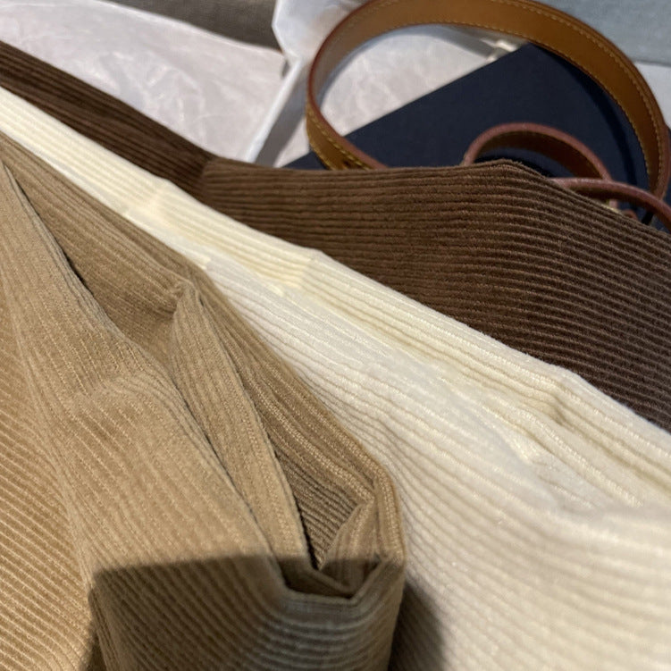 Damen-Cordhose mit vertikalen Streifen und geradem Bein