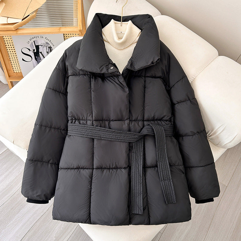 Mittellange Damen-Winterjacke mit Taillengürtel