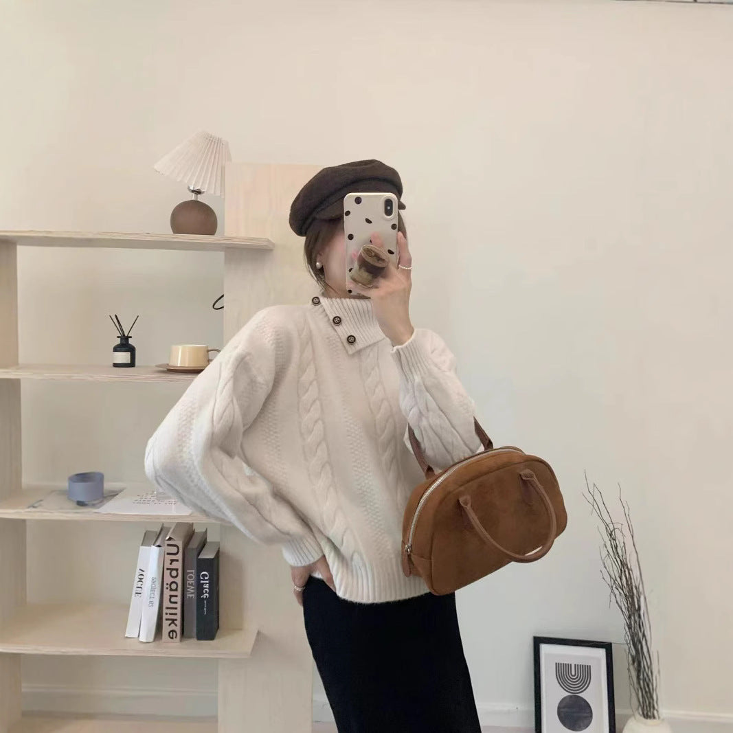 Kurzer Zopfmuster-Pullover mit asymmetrischem Ausschnitt