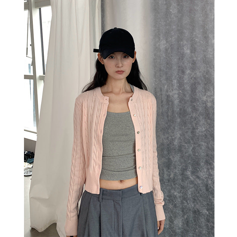 Damen-Strickjacke mit Zopfmuster und Rundhalsausschnitt