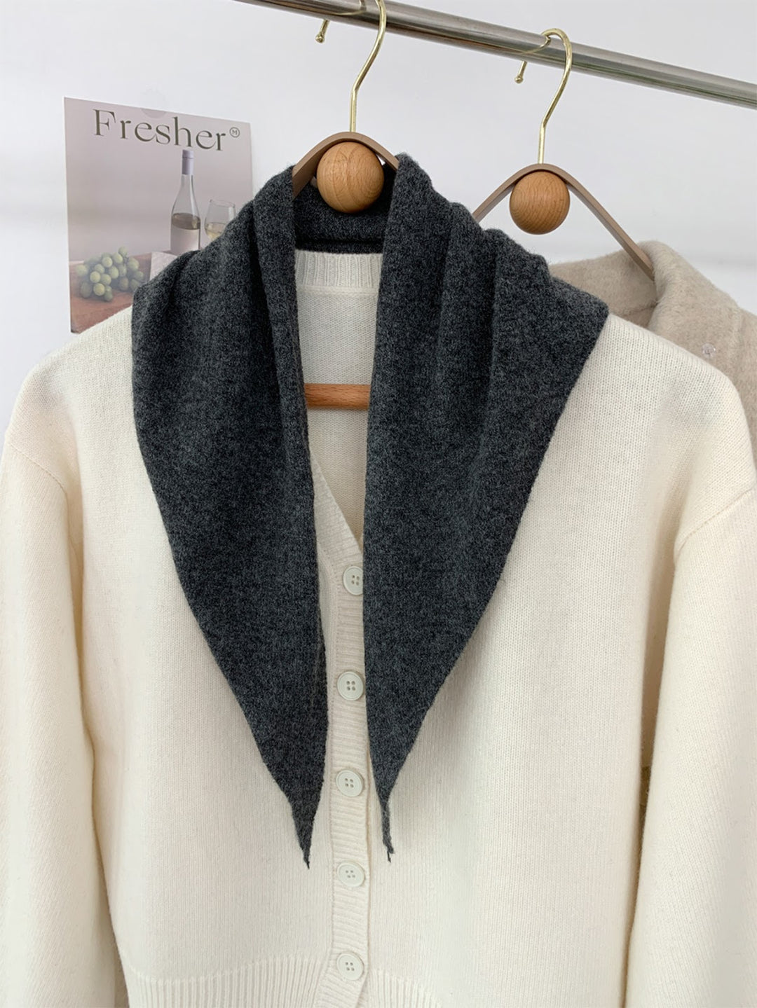 Dreieckiger Strickschal mit Wollanteil