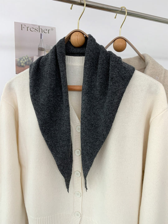 Dreieckiger Strickschal mit Wollanteil