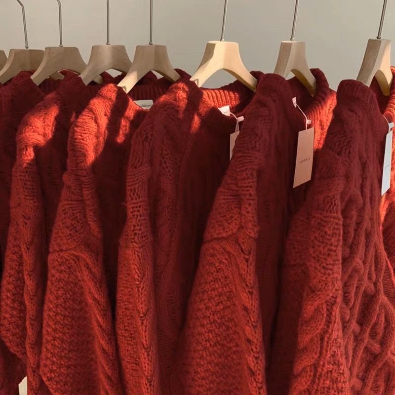 Grober Strickpullover mit Zopfmuster