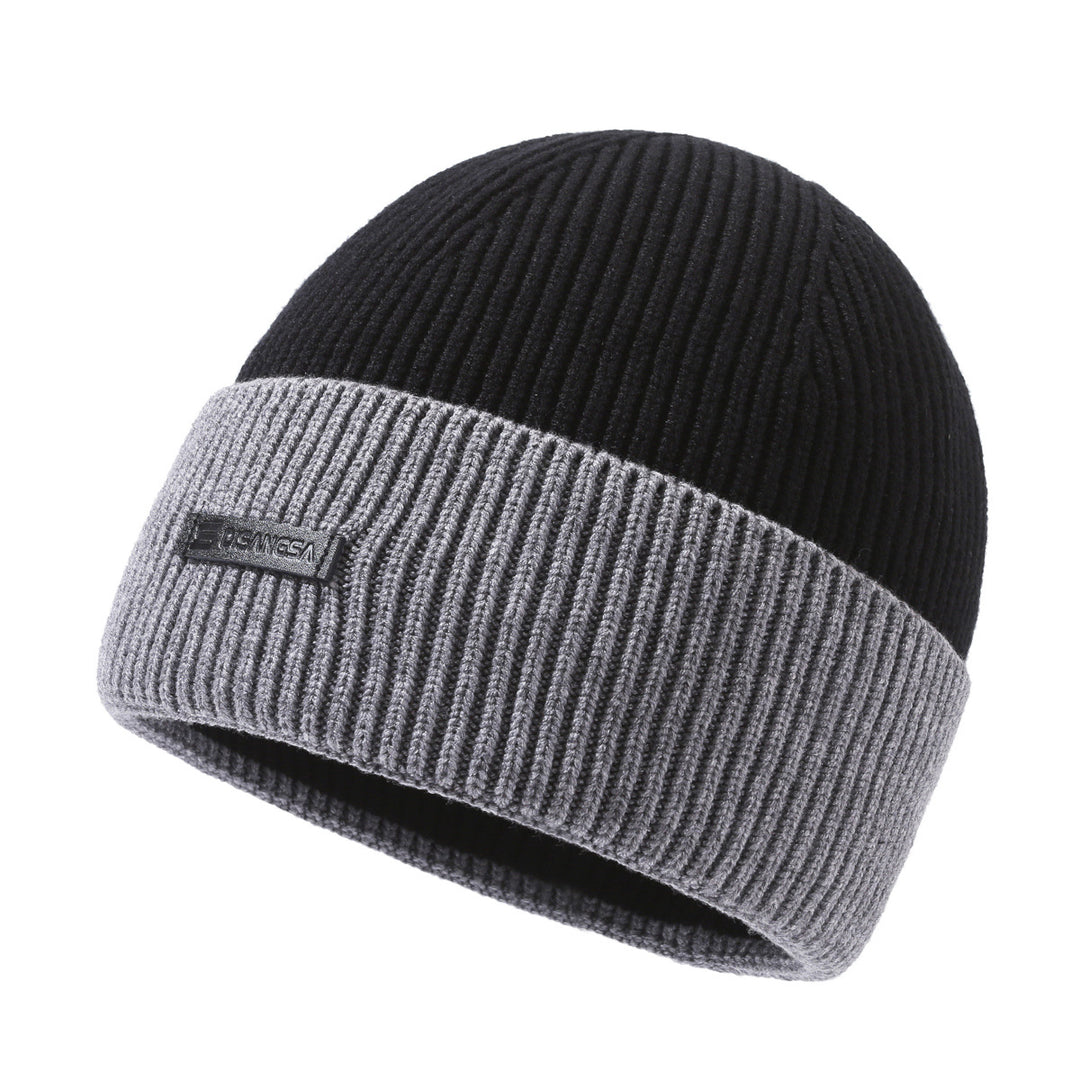 Wärmendes Set aus Strickmütze und Nackenwärmer