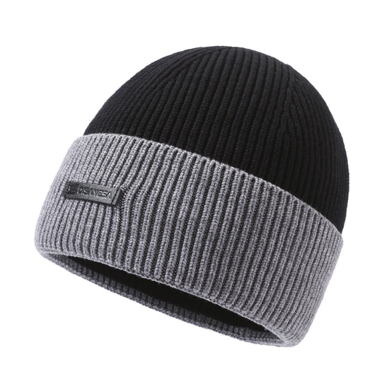 Wärmendes Set aus Strickmütze und Nackenwärmer