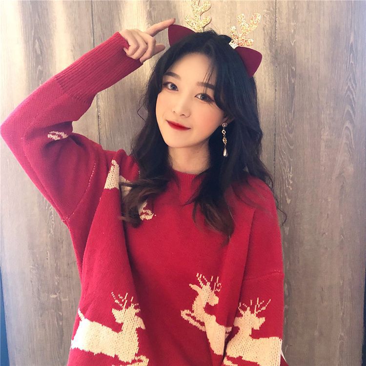 Lockerer Strickpullover mit weihnachtlichen Stickereien