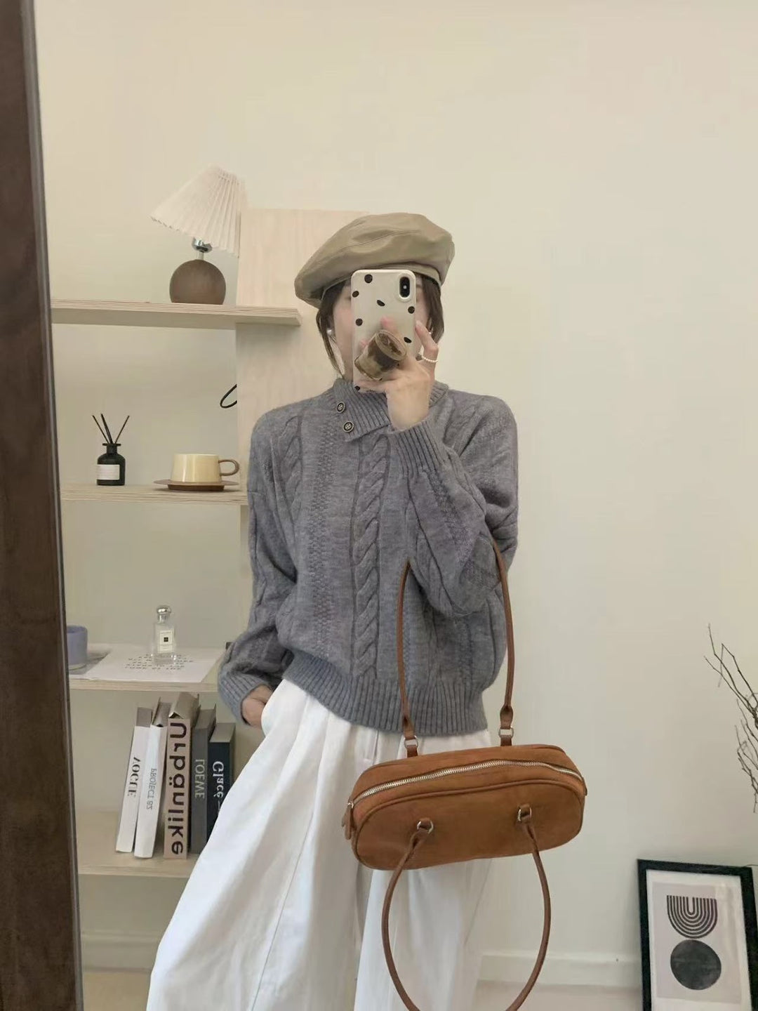 Kurzer Zopfmuster-Pullover mit asymmetrischem Ausschnitt