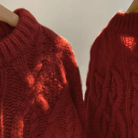 Grober Strickpullover mit Zopfmuster