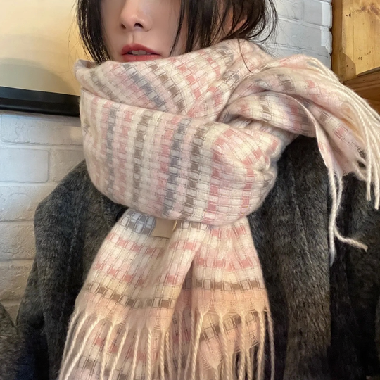 Gestrickter Winterschal mit Bärenmotiv