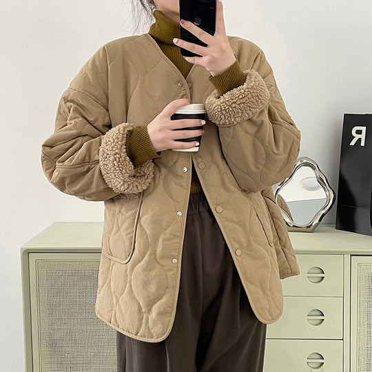 Damen-Steppjacke mit Lammfell-Einsätzen und V-Ausschnitt