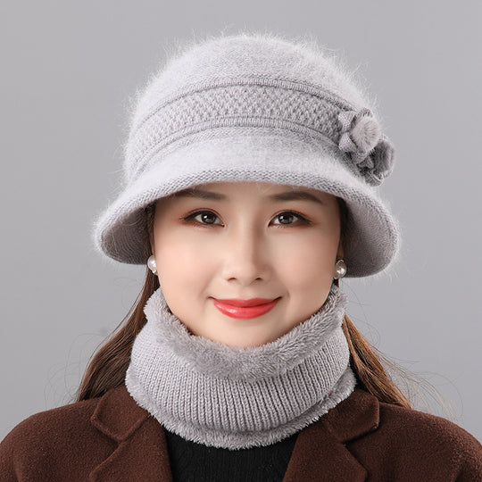 Wärmendes Set aus Strickmütze und Schal