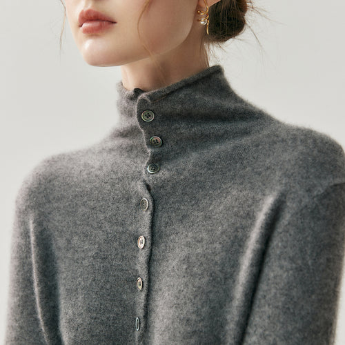 Damen-Strickjacke mit Rollkragen und Knopfleiste