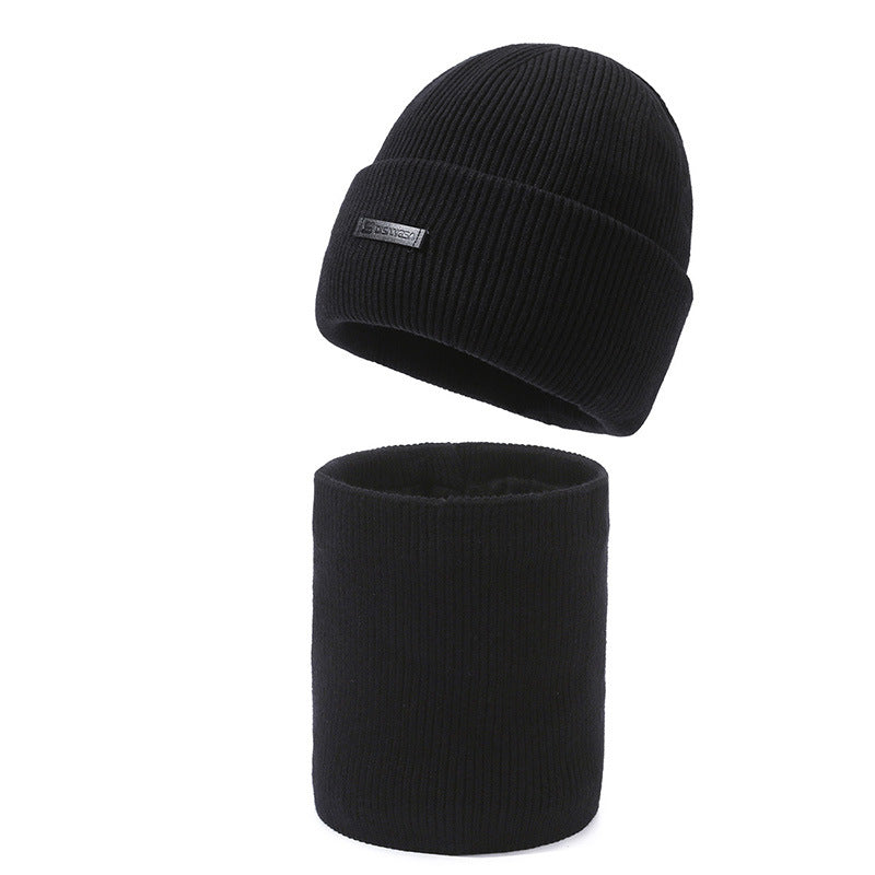 Wärmendes Set aus Strickmütze und Nackenwärmer