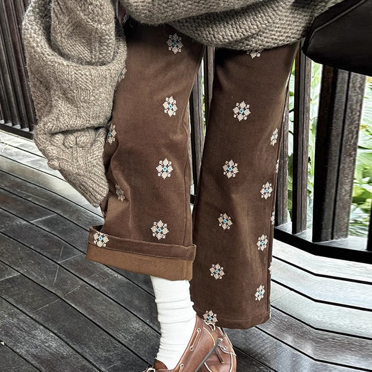 Cord-Hose mit Stickerei und ausgestelltem Bein