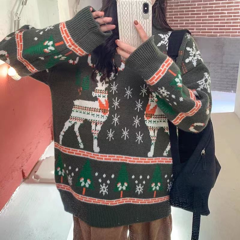 Weihnachtlicher Strickpullover mit Stickerei