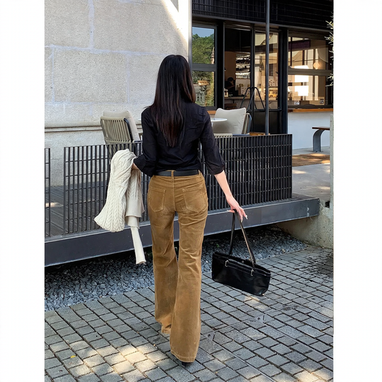 Damen-Cordhose mit ausgestelltem Bein