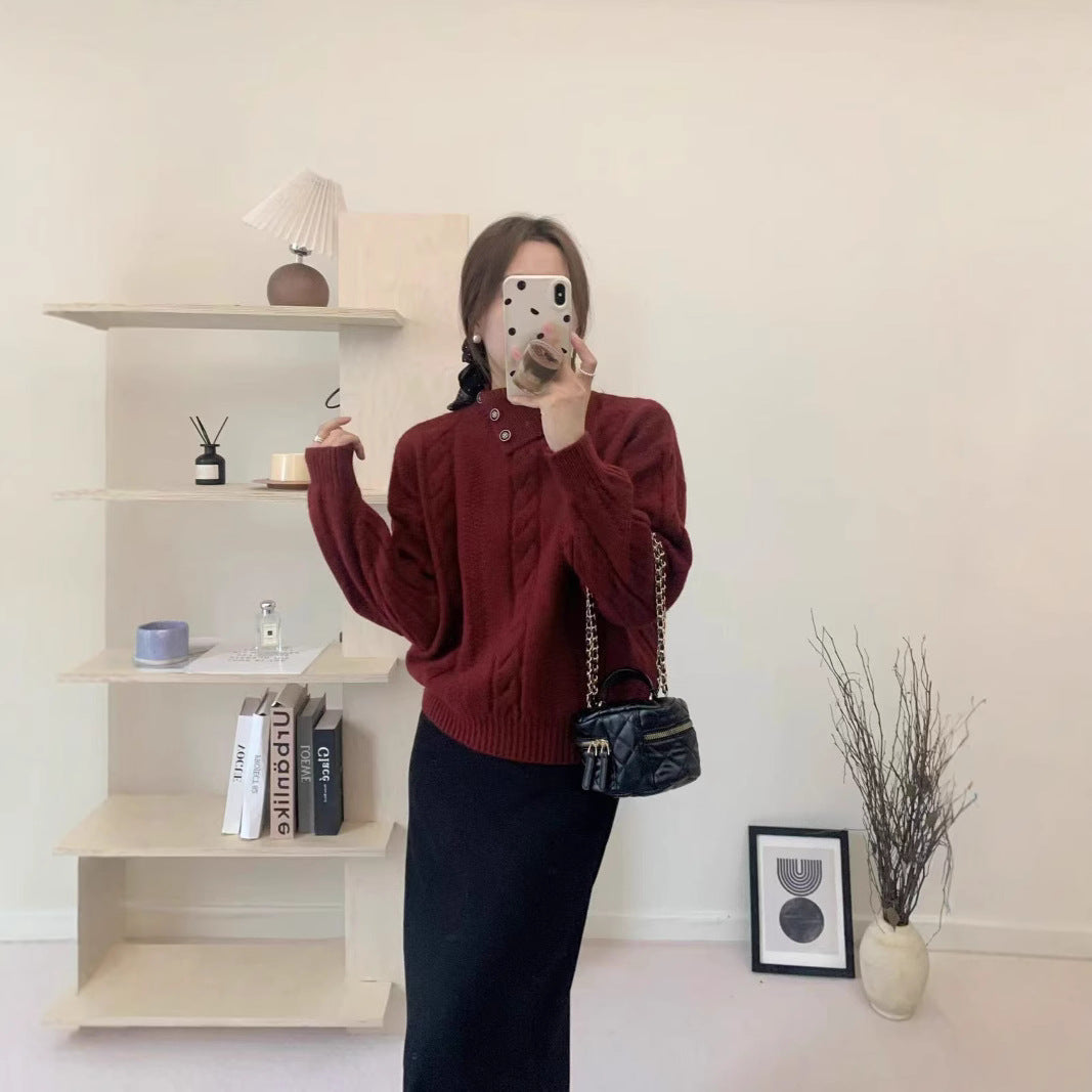 Kurzer Zopfmuster-Pullover mit asymmetrischem Ausschnitt