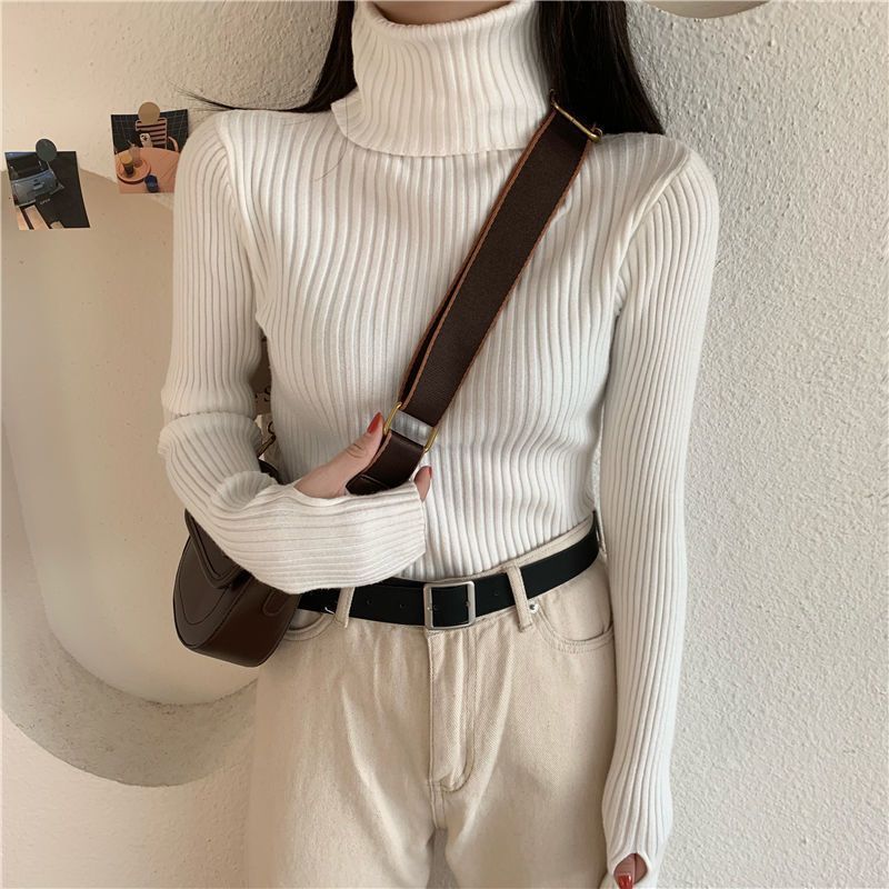 Figurbetonter Rollkragenpullover mit Daumenlöchern