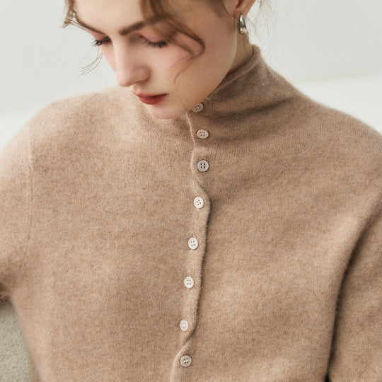 Damen-Strickjacke mit Rollkragen und Knopfleiste
