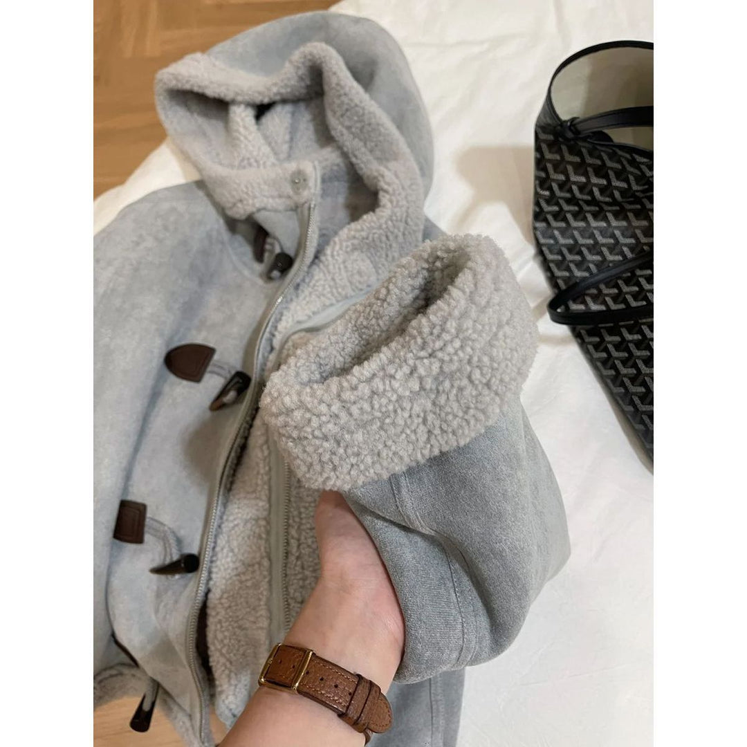 Moderne Kapuzenjacke aus Lammfell-Imitat mit Knebelknöpfen