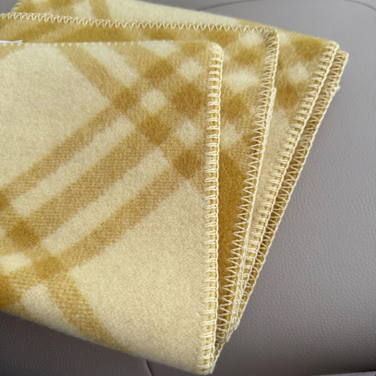 Wollschal mit geometrischem Muster