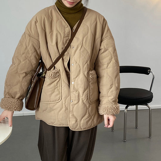 Damen-Steppjacke mit Lammfell-Einsätzen und V-Ausschnitt