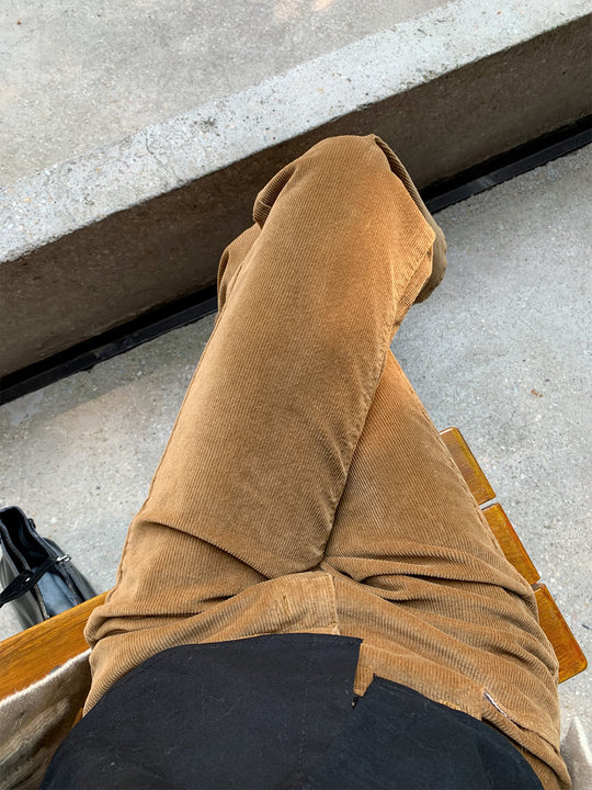 Damen-Cordhose mit ausgestelltem Bein