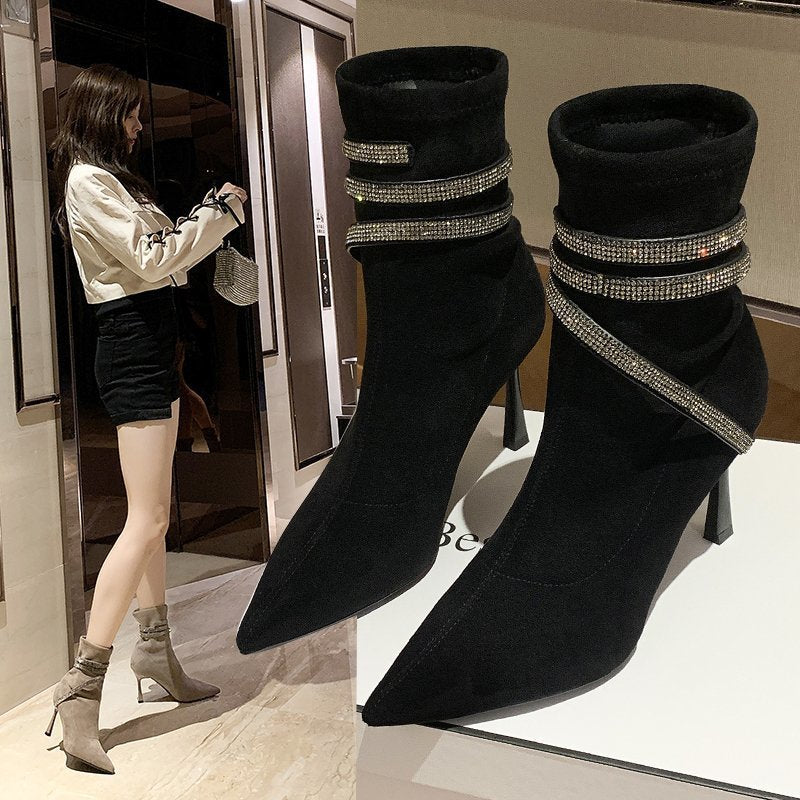 Damen Stiefeletten mit spitzer Zehenpartie, Veloursoptik und funkelnden Strass‑Riemchen Nord Taschen