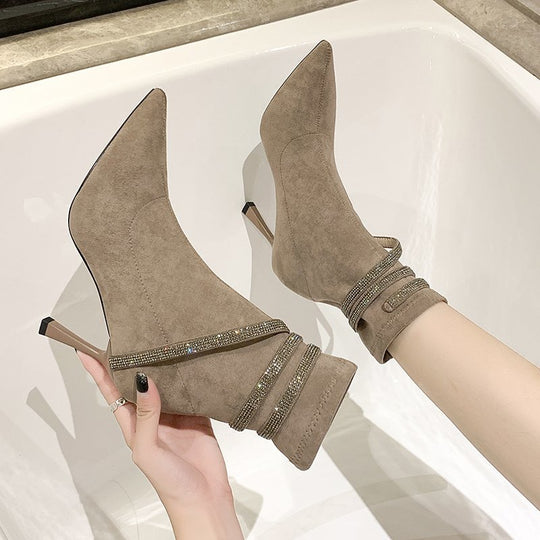 Damen Stiefeletten mit spitzer Zehenpartie, Veloursoptik und funkelnden Strass‑Riemchen Nord Taschen