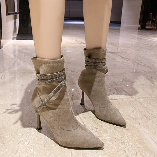 Damen Stiefeletten mit spitzer Zehenpartie, Veloursoptik und funkelnden Strass‑Riemchen Nord Taschen
