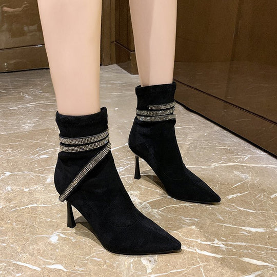 Damen Stiefeletten mit spitzer Zehenpartie, Veloursoptik und funkelnden Strass‑Riemchen Nord Taschen