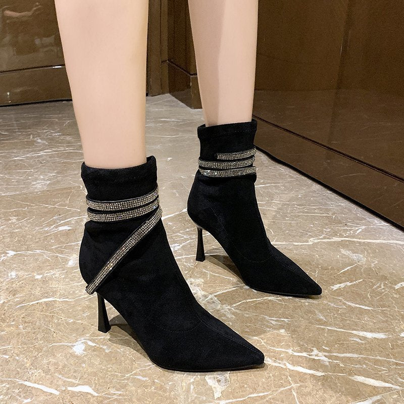 Damen Stiefeletten mit spitzer Zehenpartie, Veloursoptik und funkelnden Strass‑Riemchen Nord Taschen