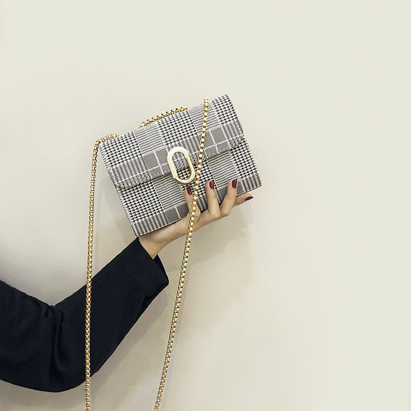 Damen Clutch mit stilvollem Kettenriemen und hochwertiger Oberflächenstruktur Nord Taschen