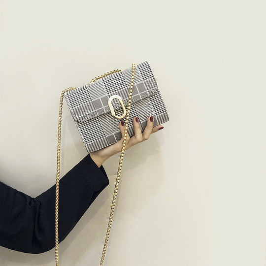 Damen Clutch mit stilvollem Kettenriemen und hochwertiger Oberflächenstruktur Nord Taschen