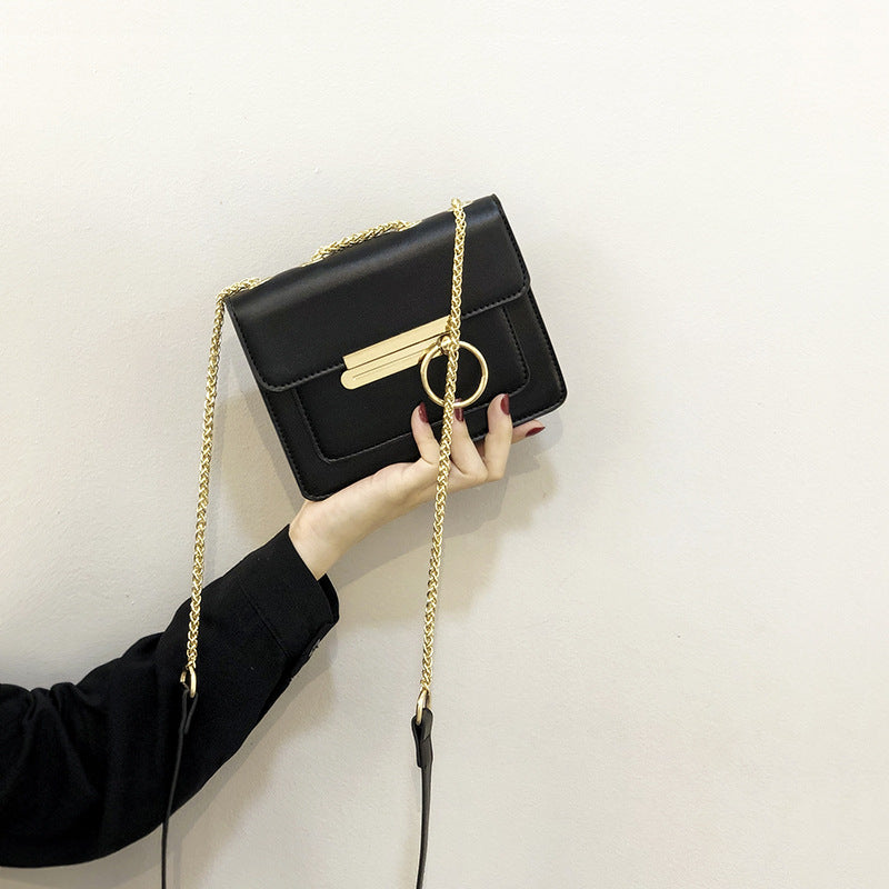 Damen Mini-Umhängetasche mit eleganter Kettenapplikation Nord Taschen
