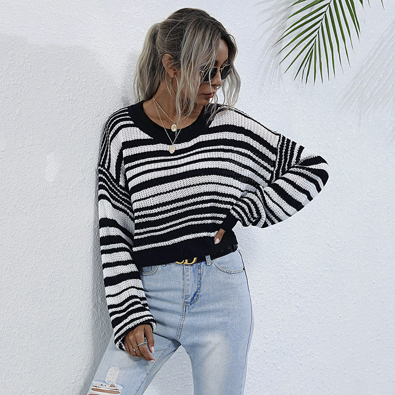 Damen Oversize-gestreifter Cropped-Strickpullover mit asymmetrischem Carmenausschnitt Nord Taschen