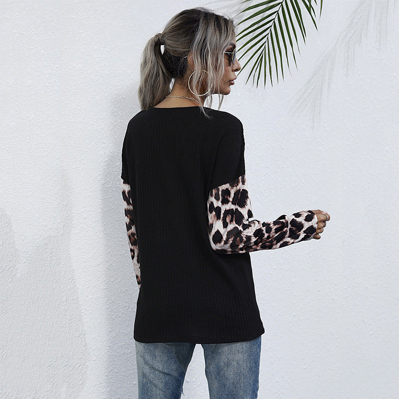Damen Langärmeliges Tailliertes V-Ausschnitt Shirt mit Raffungsdetail und Leoparden-Ärmeln Nord Taschen