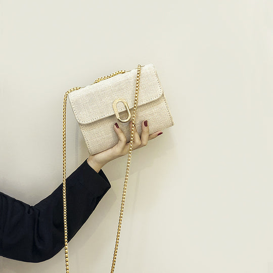 Damen Clutch mit stilvollem Kettenriemen und hochwertiger Oberflächenstruktur Nord Taschen
