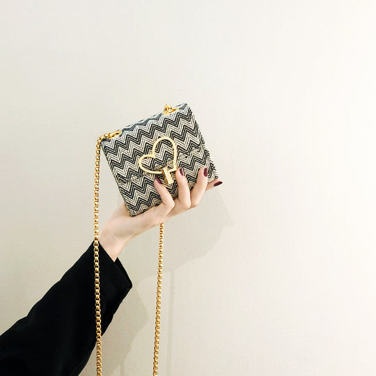 Damen Designer Clutch mit verspieltem Herzschloss Nord Taschen