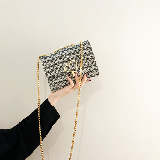 Damen Designer Clutch mit verspieltem Herzschloss Nord Taschen