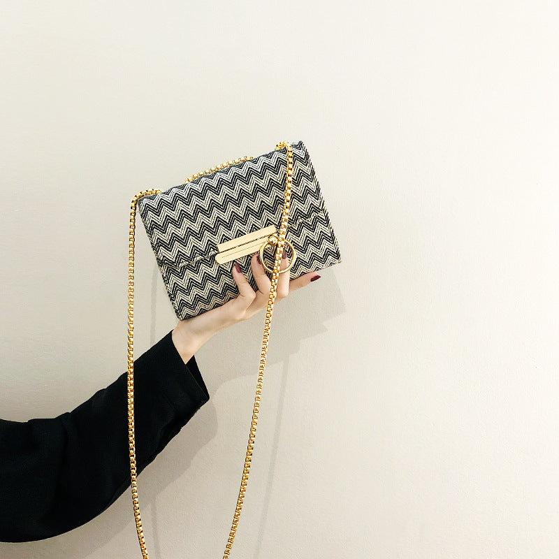 Damen Umhängetasche mit elegantem Wellenmuster und glänzendem Kettenriemen Nord Taschen