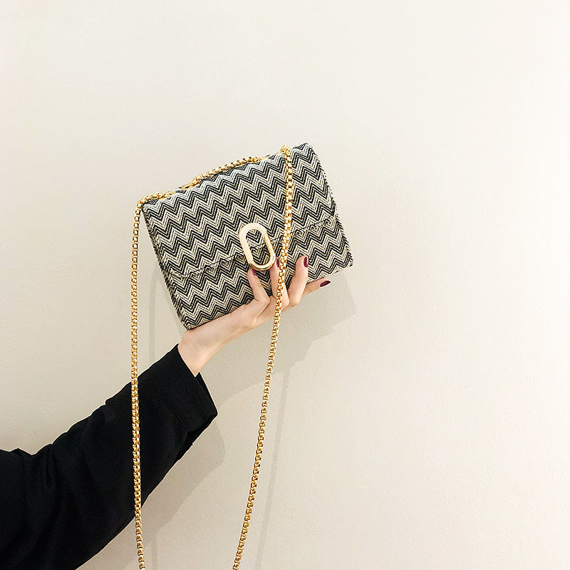 Damen Umhängetasche mit elegantem Zickzack-Muster und goldfarbener Schnalle Nord Taschen