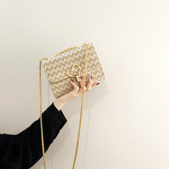 Damen Designer Clutch mit verspieltem Herzschloss Nord Taschen