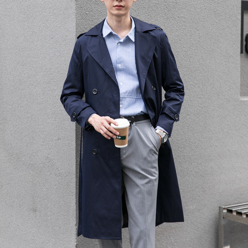 Herren Eleganter knielanger Trenchcoat aus leichtem Funktionsstoff mit Taillengürtel Nord Taschen